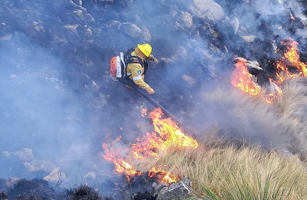 Contuvieron el feroz incendio en el interior de Córdoba, pero rige la alerta extrema en toda la provincia
