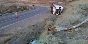 Un camión que tenía destino Brasil protagonizó un accidente sobre la ruta nacional N° 3