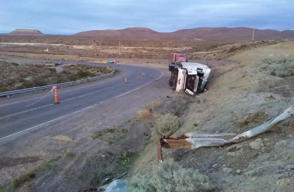 Un camión que tenía destino Brasil protagonizó un accidente sobre la ruta nacional N° 3