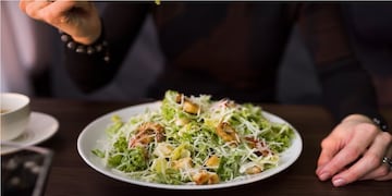 Fresca y deliciosa: la receta imperdible de ensalada César vegana en 3 pasos.