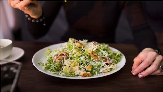 Fresca y deliciosa: la receta imperdible de ensalada César vegana en 3 pasos.