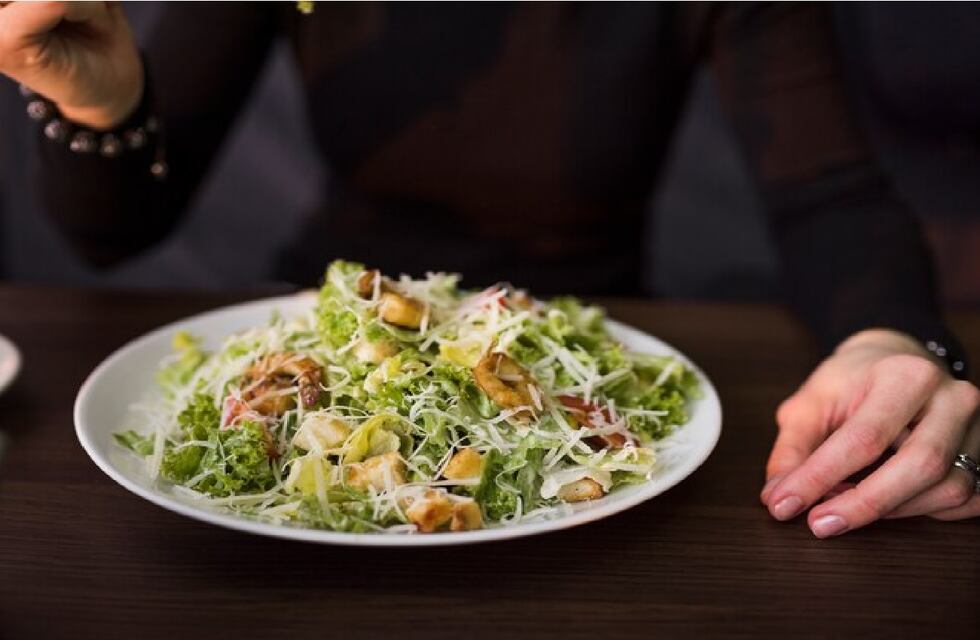 Fresca y deliciosa: la receta imperdible de ensalada César vegana en 3 pasos