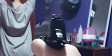 Se filmó manipulando un arma y envío el video a sus compañeros.