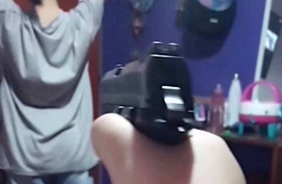 Preocupación en un colegio de Córdoba: se filmó con un arma y mandó el video a sus compañeros