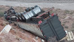 Un camión volcó en la Ruta 7, un día después de la apertura del Paso Cristo Redentor