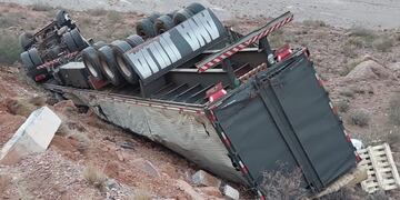 Un camión volcó en la Ruta 7, un día después de la apertura del Paso Cristo Redentor
