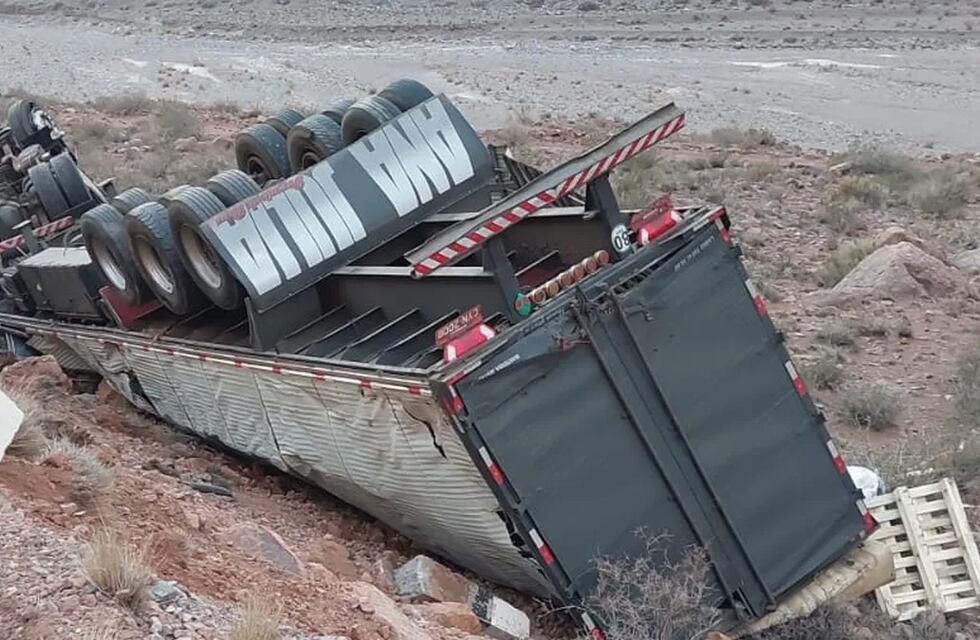 Un camión volcó en la Ruta 7, un día después de la apertura del Paso Cristo Redentor