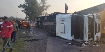 El vehículo quedó tumbado a la madrugada en el kilómetro 682 de la traza.