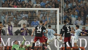 Racing eliminó a River con el gol de Martirena, tras arrebatarle la pelota al paraguayo Galarza en el área.