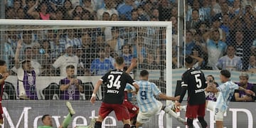 Racing eliminó a River con el gol de Martirena, tras arrebatarle la pelota al paraguayo Galarza en el área.