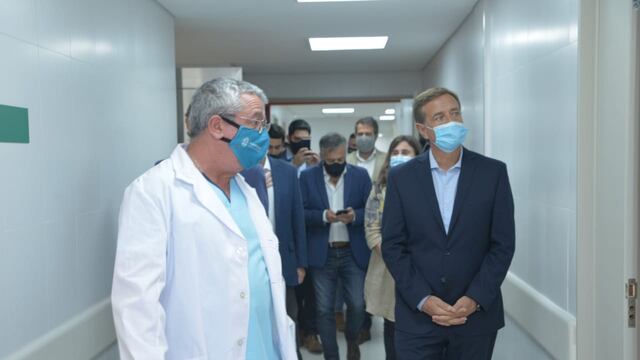 Rodolfo Suarez recorre las nuevas instalaciones del hosptial Schestakow en San Rafael.