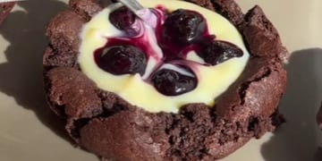 Cómo hacer cookies rellenas con chocolate y arándanos: la receta definitiva para la merienda
