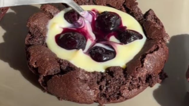 Cómo hacer cookies rellenas con chocolate y arándanos: la receta definitiva para la merienda