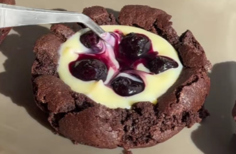 Cómo hacer cookies rellenas con chocolate y arándanos: la receta definitiva para la merienda