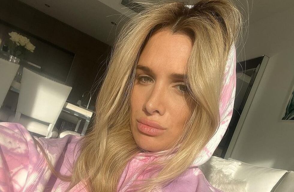 Cami Homs dejó todo en la cancha y deslumbró con un vestido negro cut out en el after party del Córdoba Open