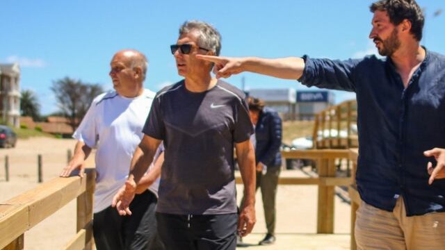 Reapareció Mauricio Macri en Pinamar jugando pádel con el intendente