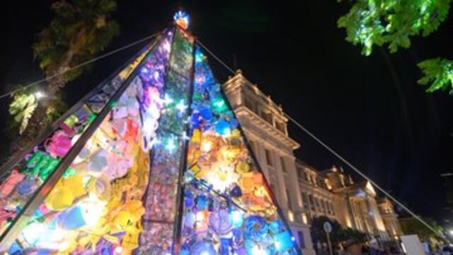 El arbolito se construyó con material sustentable, en la Plaza de la Intendencia.