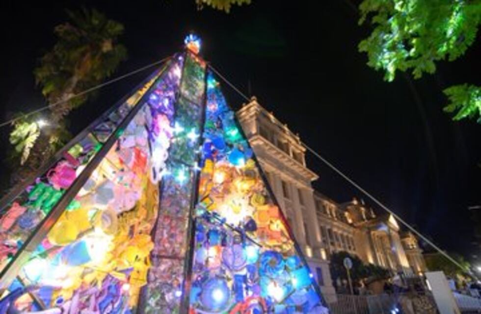 Encendieron en Córdoba un arbol navideño de material reciclado por vecinos
