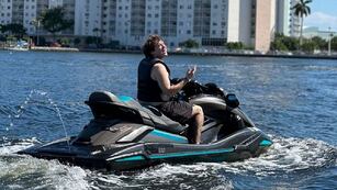 El músico se accidente andando en una moto de agua en Miami.