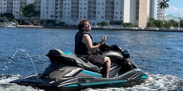 El músico se accidente andando en una moto de agua en Miami.