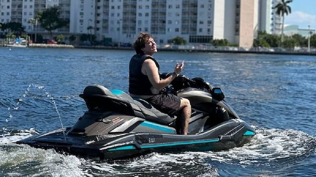 El músico se accidente andando en una moto de agua en Miami.