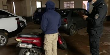 Efectivos policiales recuperan motociclo robado en Oberá.