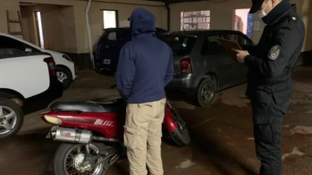 Efectivos policiales recuperan motociclo robado en Oberá.