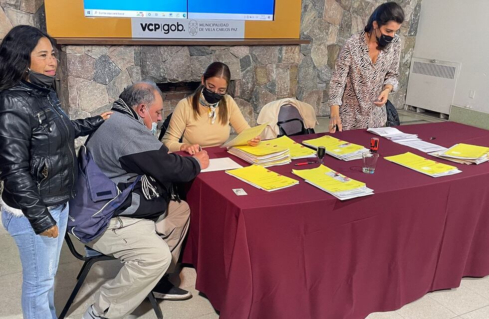 Carlos Paz: familias de barrio Colinas ya recibieron las escrituras de sus casas