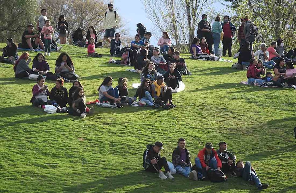 Día del Estudiante: parques y paseos de Mendoza se llenaron de chicos celebrando