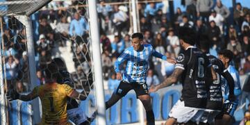 Goleador del torneo, Bruno Nasta es carta de triunfo de Racing (Javier Ferreyra / La Voz).