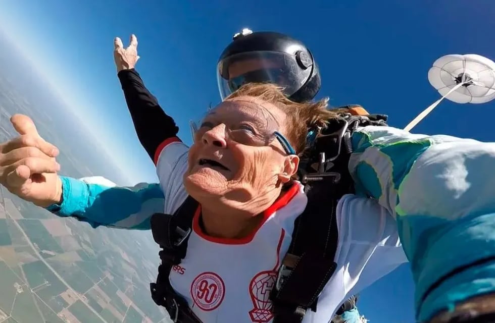 Día del abuelo: Ilda, la intrépida chabasense de 80 años que se lanzó en paracaídas junto a su nieto