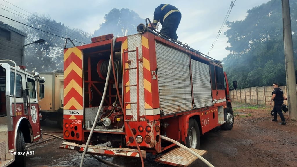 Un cortocircuito causó un incendio de grandes magnitudes en un frigorífico de Posadas,
