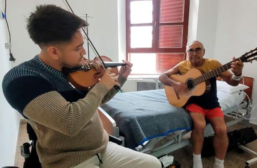 Conmovedor en Córdoba: su abuelo está internado y él lo visita con su violín para cantar chacareras juntos