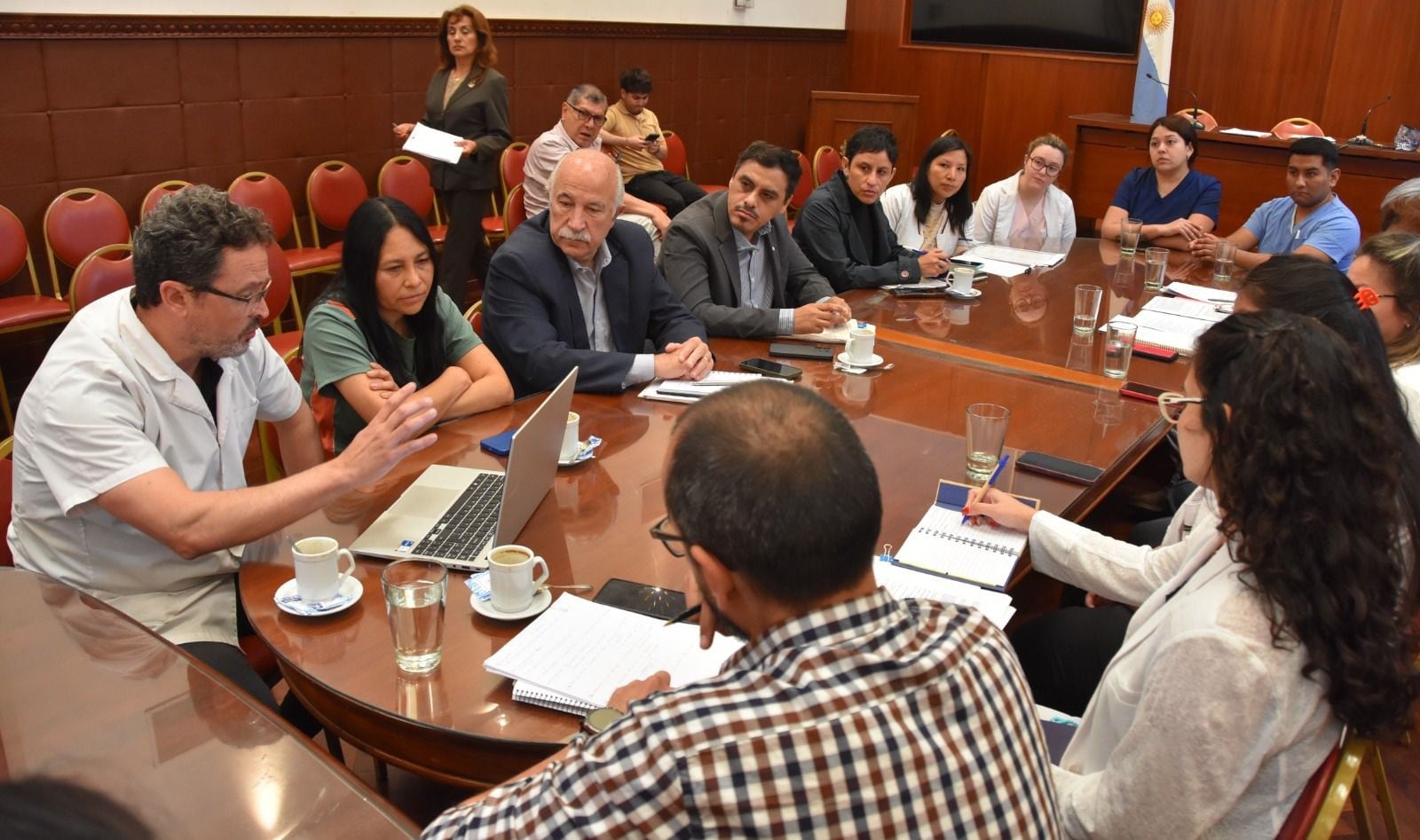 La convocatoria en el salón "Marcos Paz" de la Legislatura permitió generar un espacio de diálogo y reflexión con los principales actores del sistema sanitario, con miras a la redacción de una nueva normativa provincial que fortalezca la formación profesional en el ámbito de la salud.