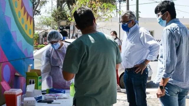 El gobernador Morales participa regularmente de los operativos de rastrillaje junto al personal de salud, por los barrios de toda la provincia.