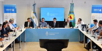 Massa y su equipo reunido en la sede del INTA con la Mesa de Enlace