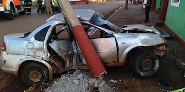 Los jóvenes accidentados en un despiste el domingo en Iguazú siguen en grave estado.