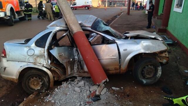 Los jóvenes accidentados en un despiste el domingo en Iguazú siguen en grave estado.