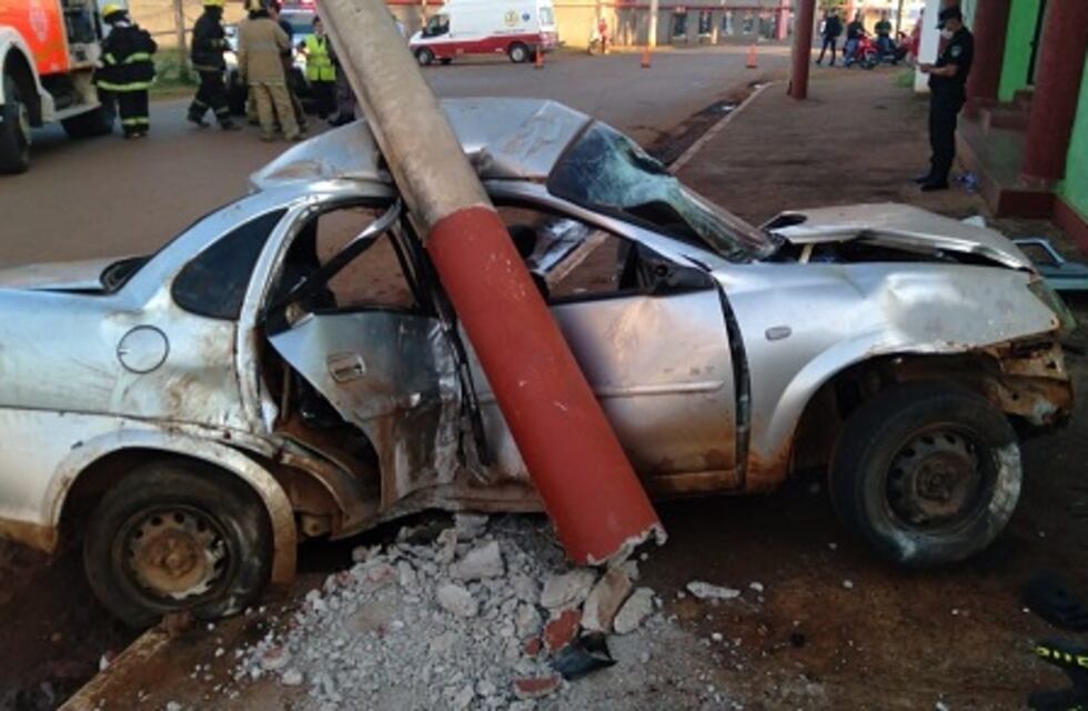 Los jóvenes accidentados en un despiste el domingo en Iguazú siguen en grave estado