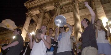 Cacerolazo frente al Congreso de la Nación por el corralito y la crisis de 2001. (La Voz/Archivo)