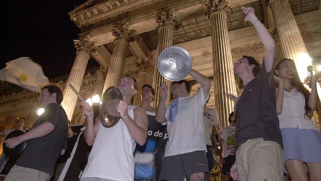Cacerolazo frente al Congreso de la Nación por el corralito y la crisis de 2001. (La Voz/Archivo)
