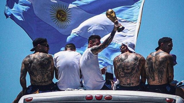 El seleccionado argentino no pudo llegar al Obelisco por la cantidad de gente que se volcó a las calles. Foto: La Voz.