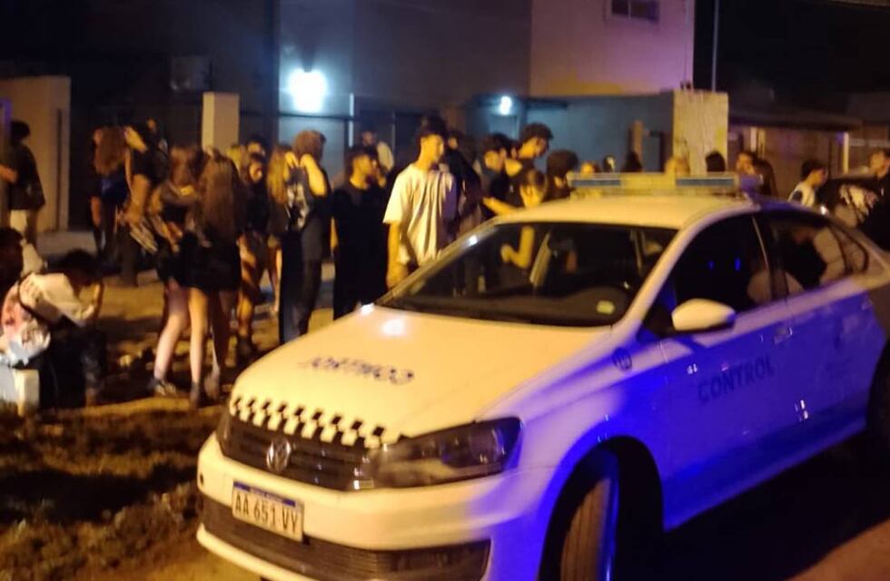 Fiesta clandestina en Rosario: 400 jóvenes fueron desalojados en Hostal del Sol