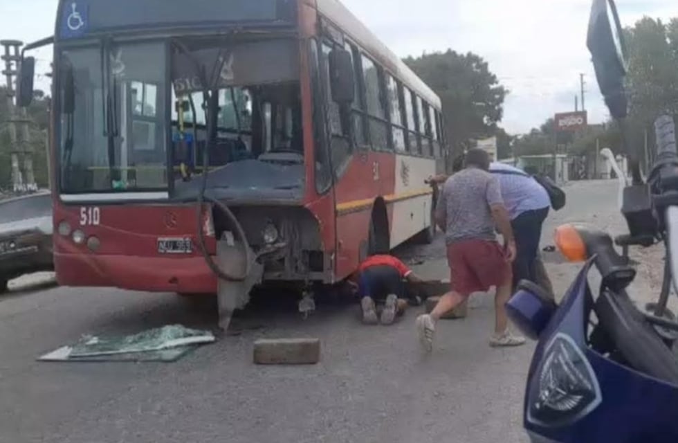 Un hombre iba en moto con su hija de 23 años y su nieto de 3 meses: chocaron con un colectivo y murieron