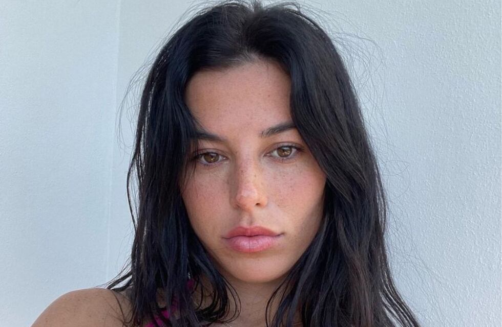 Victoria Villarroel cautivó frente al espejo con una microbikini amarilla