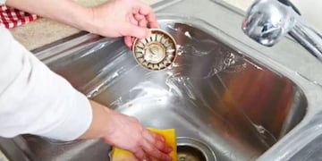 Ni lavandina ni limón: el truco casero que pocos conocen y elimina el mal olor de las tuberías de la cocina
