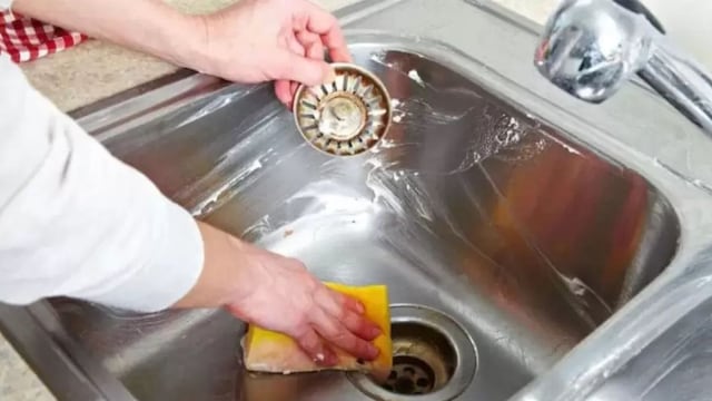 Ni lavandina ni limón: el truco casero que pocos conocen y elimina el mal olor de las tuberías de la cocina