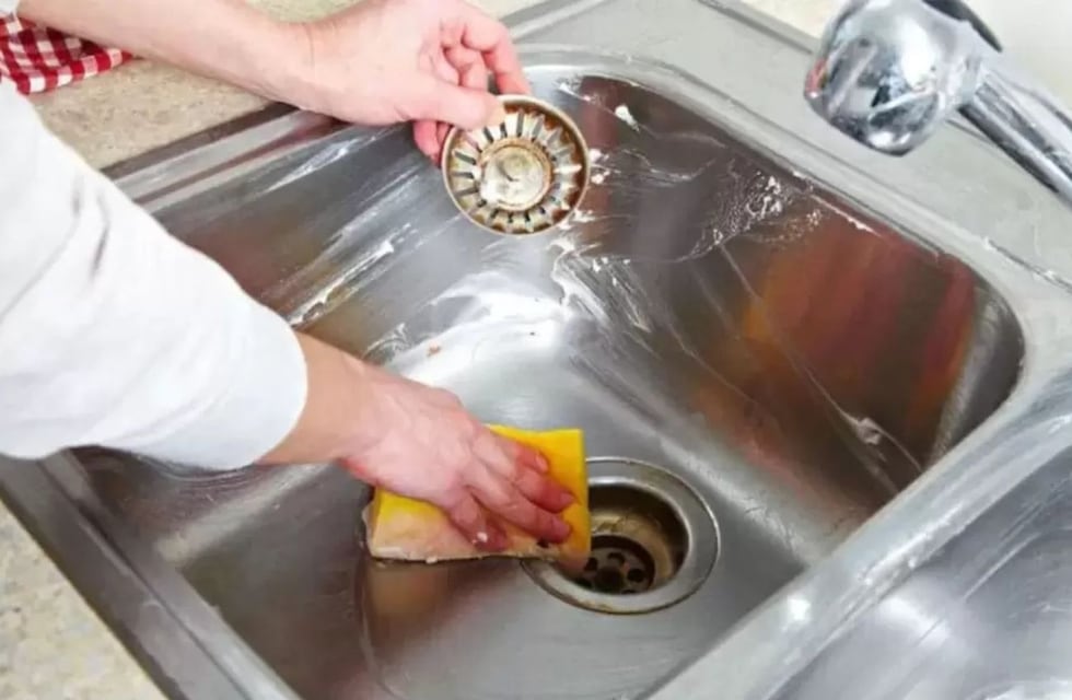 Ni lavandina ni limón: el truco casero que pocos conocen y elimina el mal olor de las tuberías de la cocina