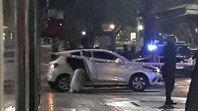 Fiat Argo. El vehículo en que se conducían los jóvenes en la madrugada del 6 de agosto recibió varios impactos de bala. Uno de ellos acabó con la vida de Valentino Blas Correas. (La Voz)