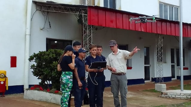 Eldorado: Bomberos Voluntarios se capacitaron en el uso de drones para combatir siniestros.